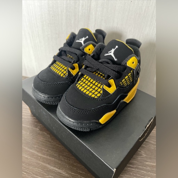 Jordan 4 Retro Thunder 2023 (TD) - Picture 3 of 9